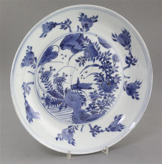 A Chinese kraak blue and white dish, c.1680-1700, diameter 28cm